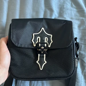 Använder inte längre då jag har bytt stil använd ett få tal gånger bara. - Skick 8-9/10 köpt på Vestiaire collective för 1330kr 