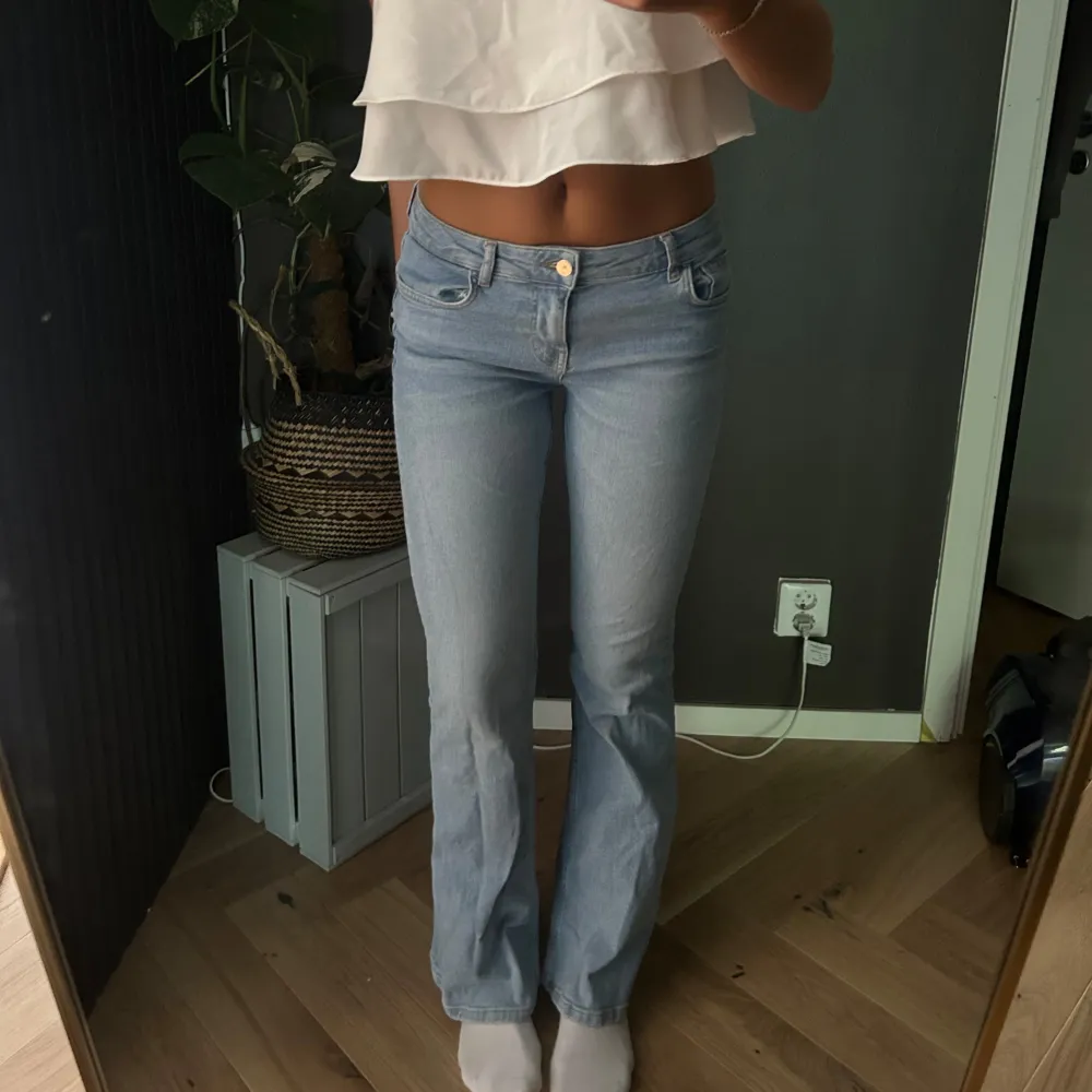 Supersnygga ljusblåa jeans i storlek M, helt slutsålda från Zara💓💓. Jeans & Byxor.