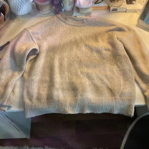 Beige tröja  - Kan bli varm