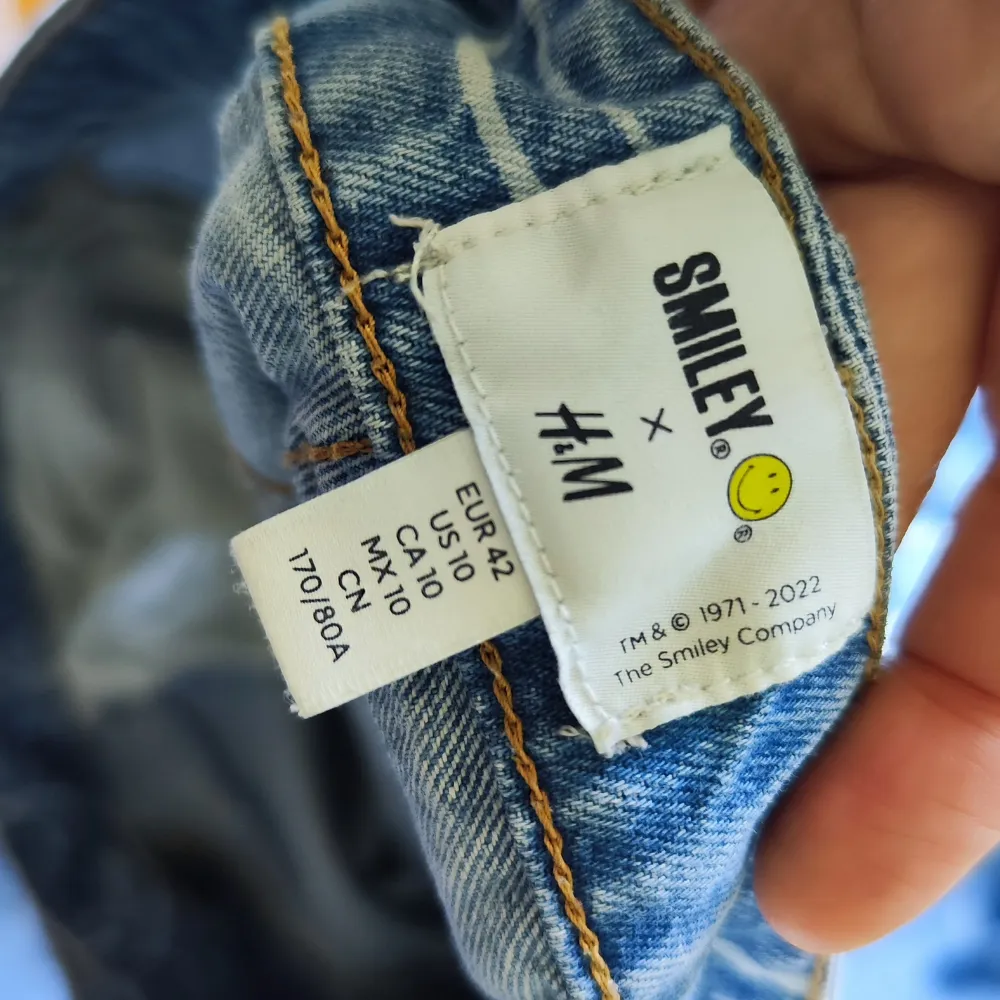 Jeans i bra skick. Finns tecken på att dom varit uppvikta då dottern va kortare innan. Syns på sista bilden. Annars i gott skick.  Storlek 42  Köpt på H&M . Jeans & Byxor.