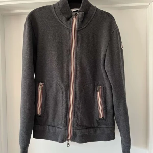 Moncler Maglia  - Moncler Maglia mycket fint skick storlek L men passar M