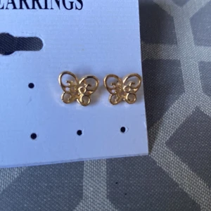 Säljer dessa örhängen för ändast 20 kr  - Aldrig använt 🌸 Fale guld 