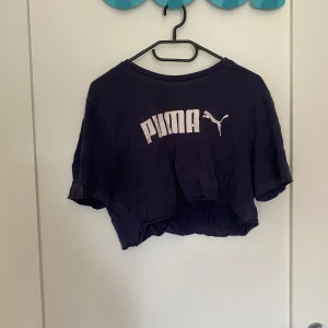 T-shirt  - Mörkblå puma T-shirt. Jag har själv klippt av denna men den ser bra ut ändå. Storlek M men klippt kanska kort