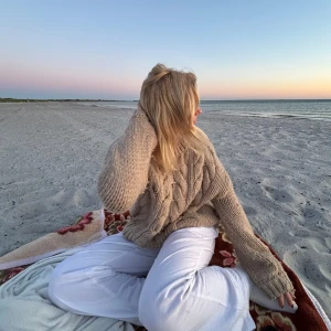 tjock stickadtröja - en lite tjockare stickad tröja som är supergosig🐻☺️ knappt använd ❤️