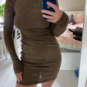 Ny klänning - Ny klänning med öppen rygg