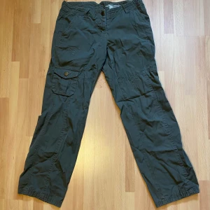 Cargobyxor med paljetter på baksidan  - Gröna cargobyxor med cool paljett detalj på baksidan. Står inte något märke. Skulle säga storlek s/m