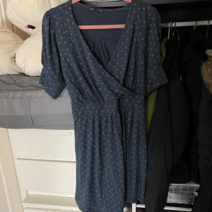 Klänning  - Ok skick vad jag ser priset är absolut diskuterbart och har du funderingar så tvecka inte på att höra av dig🥰