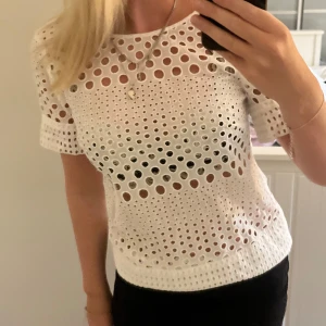 Vit topp - En vit topp i fint skick, endast använd några gånger.