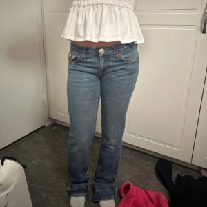 True religion jeans  - Säljer mina oanvända true religion jeans med häftiga guldiga detaljer både vid främre fickan och båda bakre fickorna, nästan aldig använda 🤝🏻 de är både bootcut och low waist! Säljer då det är för långa på mig som är 160cm, säljer på Vinted också