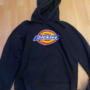Dickies hoodie - Haft den i 1 år, känns som ny använt den bara några gånger. Den är för stor för mig. Perfekt till ” strög”  Nypris: 800 Finns i Sölvesborg/blekinge