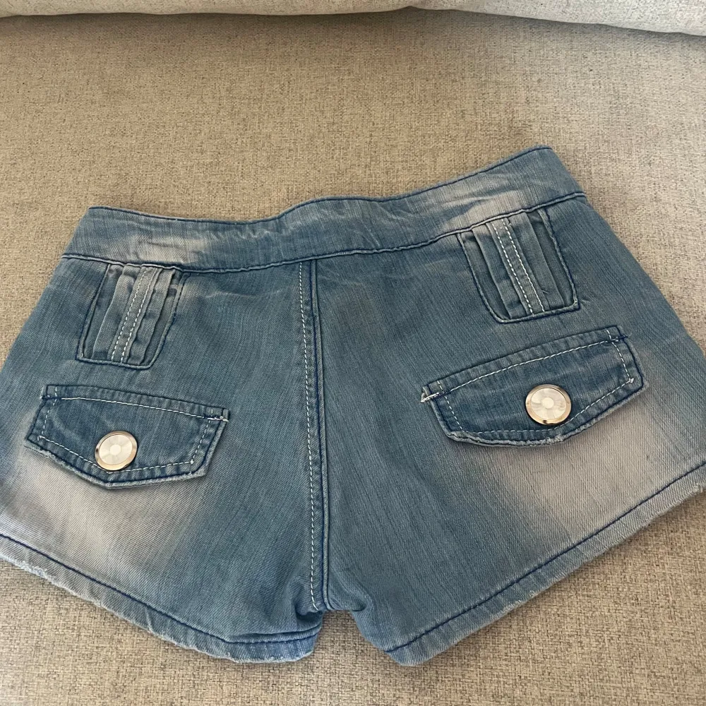 Lågmidjade jeansshorts storlek xs💕midjemått rakt över 34cm längd 24cm. Shorts.