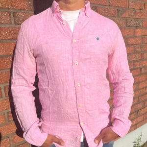 Morris 100%linneskjorta  - Säljer min feta morris skjorta i storlek M. Otroligt bra skick (9/10) och passar perfekt nu på sommaren. Priset ej hugget i sten!