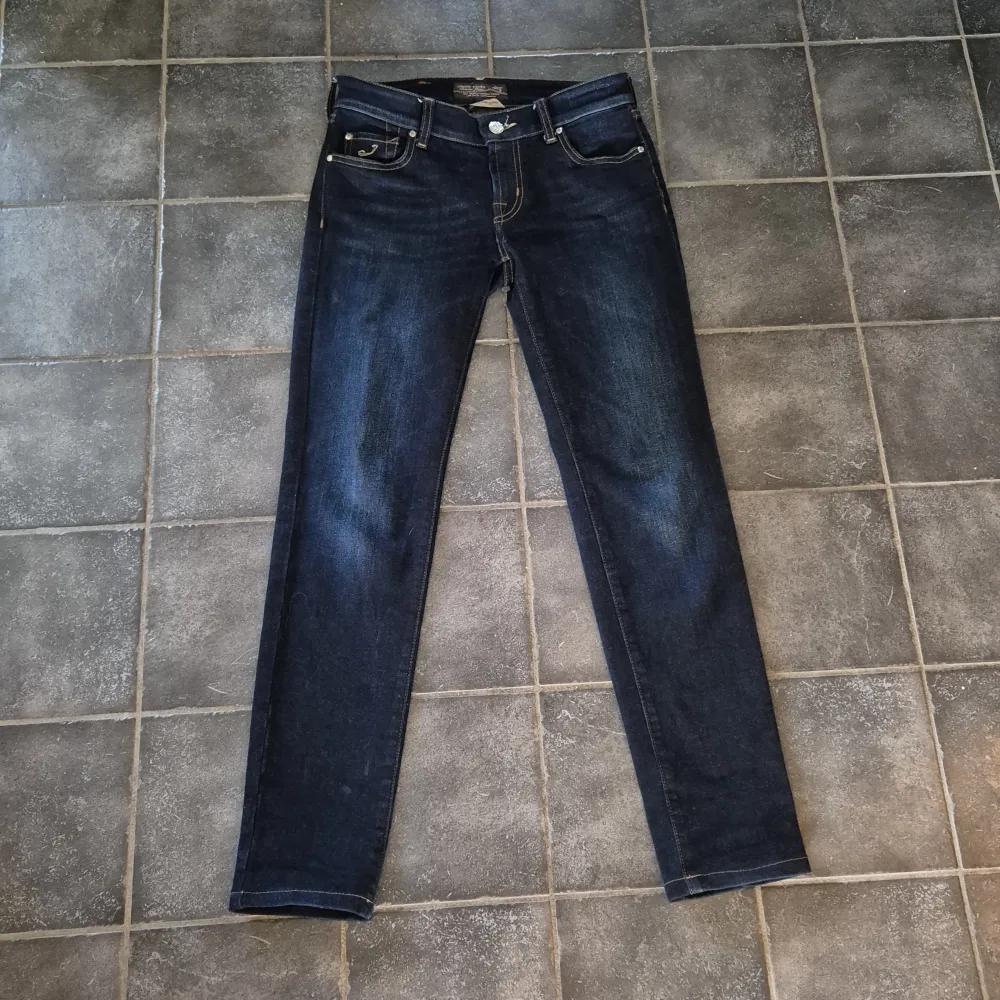 Säljer ett par jacob cohen jeans i nyskick. Skriv för fler bilder. Kan ta emot byten. Jeans & Byxor.