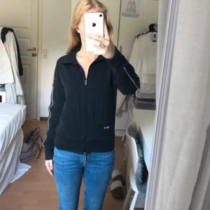 Svart kofta  - Kofta ifrån instinct i storlek M i använt men gott skick.  För mer info eller bilder på, kontakta mig!🤗