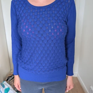 Fin långärmad med design - Bra skick! Fin blå färg och skönt material!