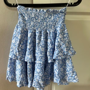 Volangkjol - Säljer denna blå volangkjol som är köpt på gekås. Aldrig använd ❤️priset går att diskutera 