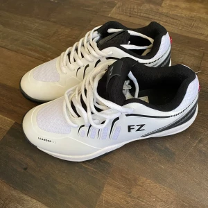 Forza skor - Svart vita Forza skor. Helt oanvända, säljer då de är för små för mig och kunde inte lämna tillbaka.