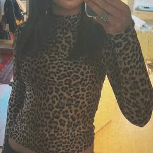 Leopardprintad tight topp i storlek s