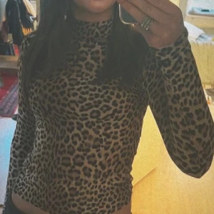 Leopard topp - Leopardprintad tight topp i storlek s