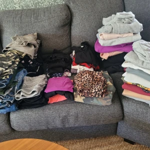 Klädpaket stl xs/s - Klädpaket stl xs/s  Ungdomliga kläder   3 kjolar 4 linnen 2 mjukis byxor 5 tunnare tröjor  6 tshirt 1 shorts 8 klänningar  2 långärmade klänningar  11 college tröjor 3 luvtröjor 1 stickad tröja  1 lång kofta 7 par jeans 