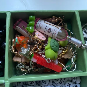 Örhängen - Massa olika örhängen, inte nyckelfria.