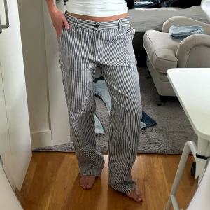 Byxor - Säljer dessa jättesnygga och sköna byxor från Nelly. Aldrig använda så superbra skick! 