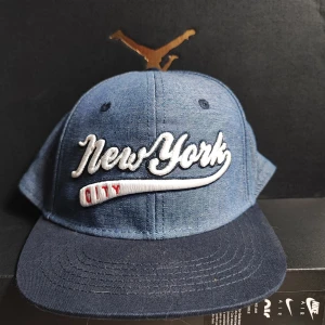 New York City keps för barn - Fantastisk födelsedagspresent och där av säljer den för ett billigt pris (170kr) OBS!:passar inte priset? Går det att diskutera vid snabb affär!!!