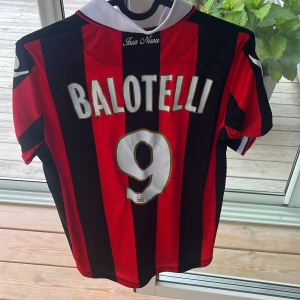 Balotelli OGC Nice Tröja - Balotelli OGC Nice tröja från säsongen 2016/2017. Storlek S. Köpt i Nice Klubbshopp i Nice. Hör gärna av dig vid fler frågor! Öppen för prisförslag  