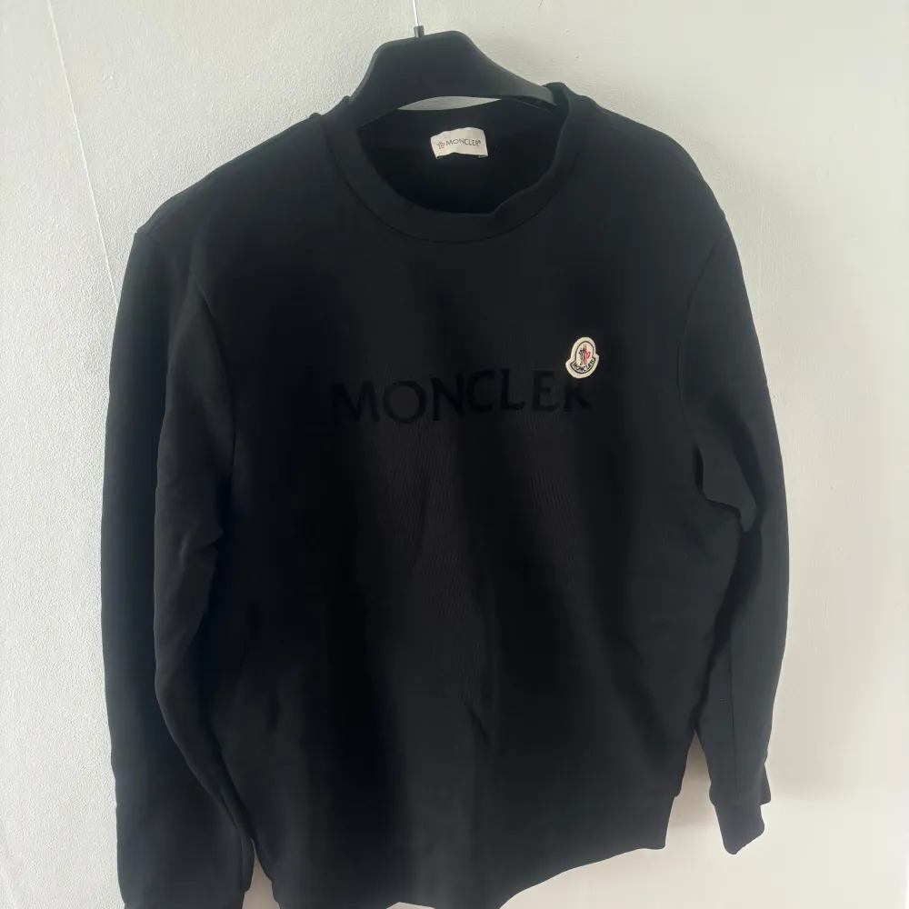 Fin Moncler tröja, storlek L men passar egentligen storlek M. Väldigt skön och tjock material. Använt cirka 5 gånger. Osäker på autenticitet men badge scannar till Code.moncler.com. Passa på nu inför hösten!. Tröjor & Koftor.