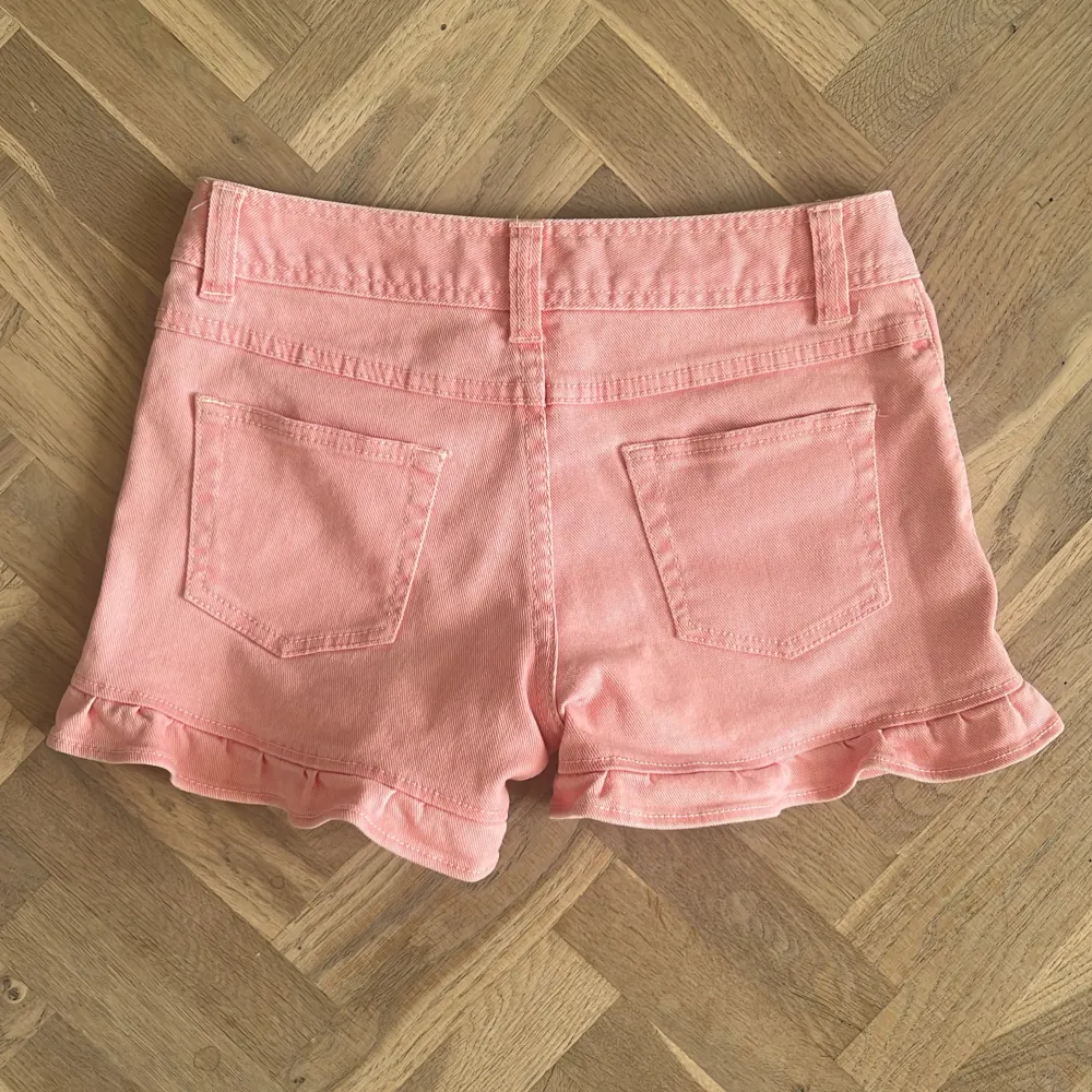 Så söta rosa jeansshorts med volanger💖. Shorts.