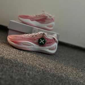 Austin Reaves Rigorer Valentine 1 ( Med kvitto!) - Hej! Köpte dessa par basketskor på Stock X, men olyckligtvis passa dom inte ✨. Dessa skor skulle returneras och där för lades undan. Men med tiden så glömdes dom bort och returtiden rann ut. Dom är helt nya som på bilden 🙌Hör av er vid intresse❗️39-40