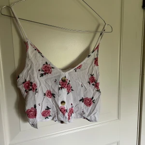 Blommig topp - Blommig topp men knappar🩷