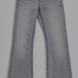 Low waist bootcut jeans  - Low waist bootcut jeans i storlek 170. Har nästan aldrig används så har ingen användning för dem.💕