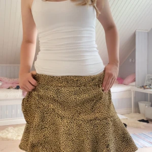 Mini leopard kjol - Mini volangkjol med stretch i midjan. Fungerar jättebra att rulla midjebandet till din önskade längd!🐆  Jättefint skick och endast använd 1 gång.
