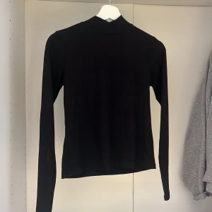 Långärmad polotröja  - En svart långärmad tröja med polokrage. Använd en gång. Storlek XS men passar även S.   