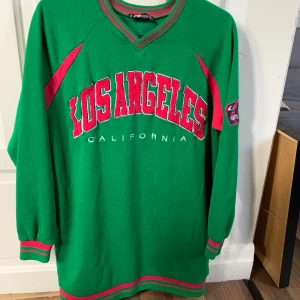 Grön tröja  - Grön cool tröja i strl Xs! Men oversize