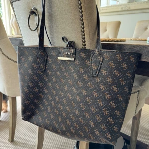 Guess väska.  - Snygg väska från märket Guess. 