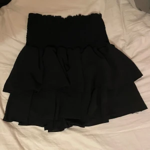 Svart kjol - Helt oanvänd, bra i passformen då den har resår runt midjan!❤️