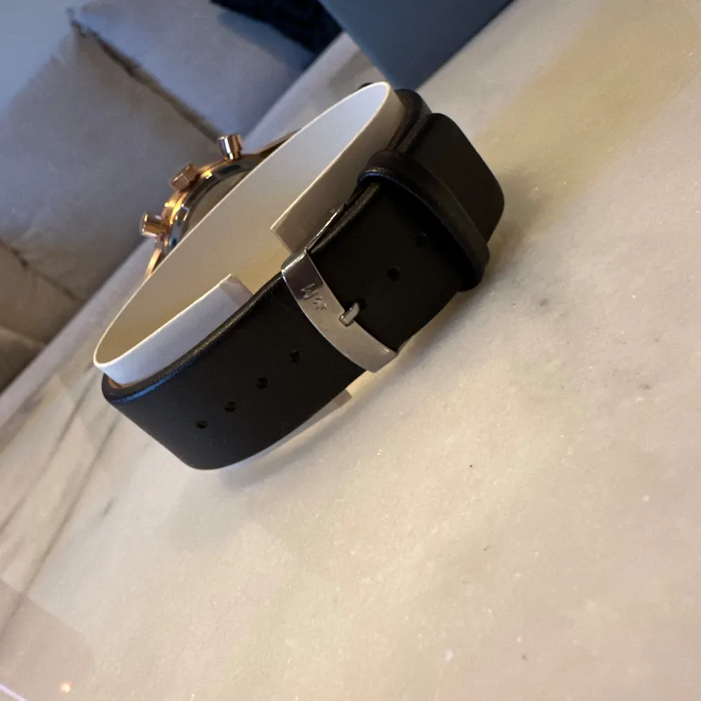 Säljer denna fina Gant klocka som är i oanvänt skick. Klockarmbandet är i mörkbrun färg.. Asusteet.