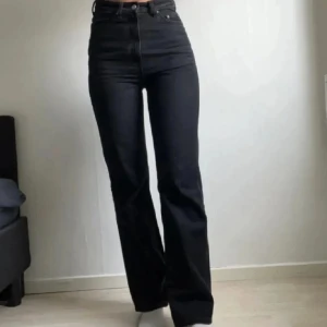 Jeans - Jeans ”Rowe” från weekday i storlek 25/32. För små för mig tyvärr