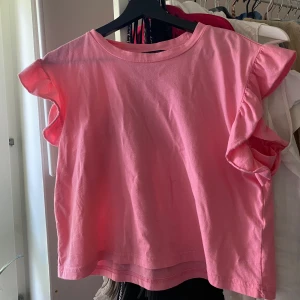 Zara topp - Knappt använd tröja från zara, supersöt!!😊