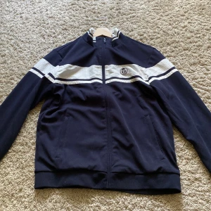 Sergio tacchini - Säljer på grund av för stor storlek, använd ungefär 5 gånger och är i ny sick priset kan diskuteras vid snabb afär 