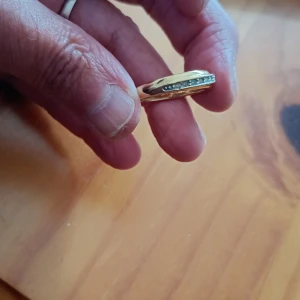 Ring guldfärgad metall med stenar stl 9/10 - Vacker ring guldfärgad metall med stenar.stl 9/10.