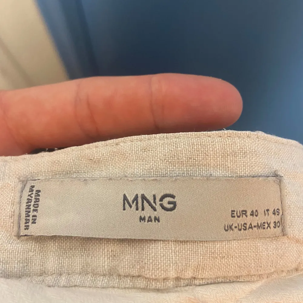 Säljer ett par ljusa linnebyxor i storlek 40 (eu). Det är runt 30 i jeans storlek. I väldigt bra skick. Även lite tjockare material och inte de tunna hm materialet. Kostar 1400 nypris.. Jeans & Byxor.