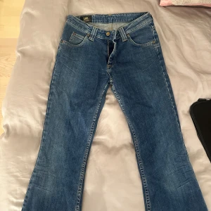 Lee jeans! - Säljer dessa Lee jeans då det inte kommer till användning! Midjemåttet är ca 34 cm tvärs över och innebenslängden är 74 cm💗