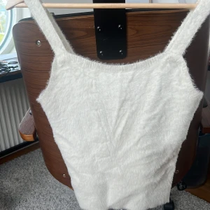 Linne - Vitt fluffigt linne, använt fåtalet gånger 