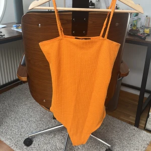 Body - Orange body i fint skick 