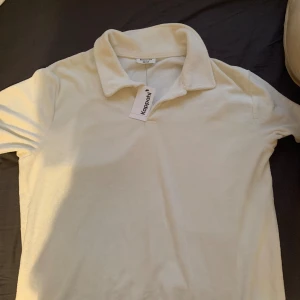 Helt ny frotté tröja  - Hej säljer nu en helt ny frotté tröja från khapal, (beige/vit) (storlek 158-164) Ny pris: 359kr Mitt pris:150kr!