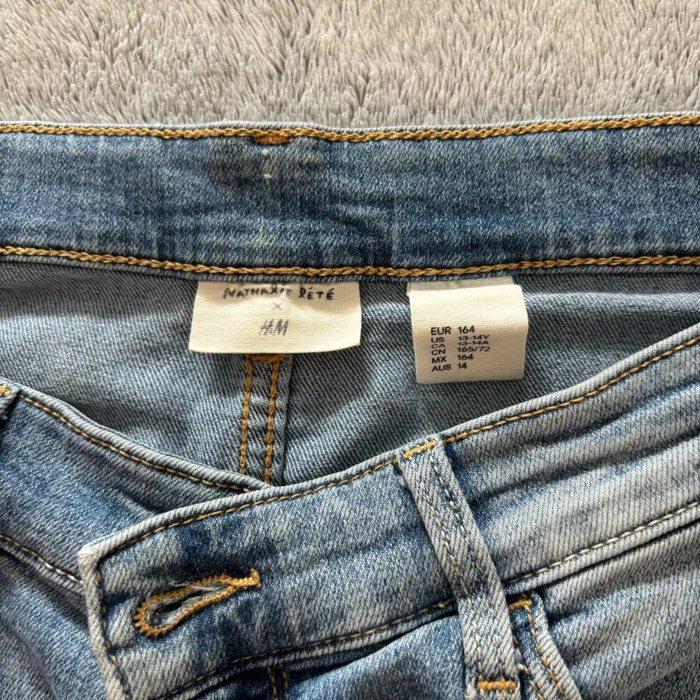 Dessa shorts från H&M är väldigt somriga med färgglada tryck av blommor, fjärilar och nyckelpigor. De sitter inte tajt utan har mycket stretch i sig. Shortsen har knappt varit använda. De är i gott skick utan några defekter.. Shorts.