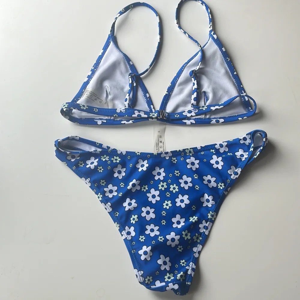 Blå blommig bikini i storlek s. Fint skick. 💙. Övrigt.